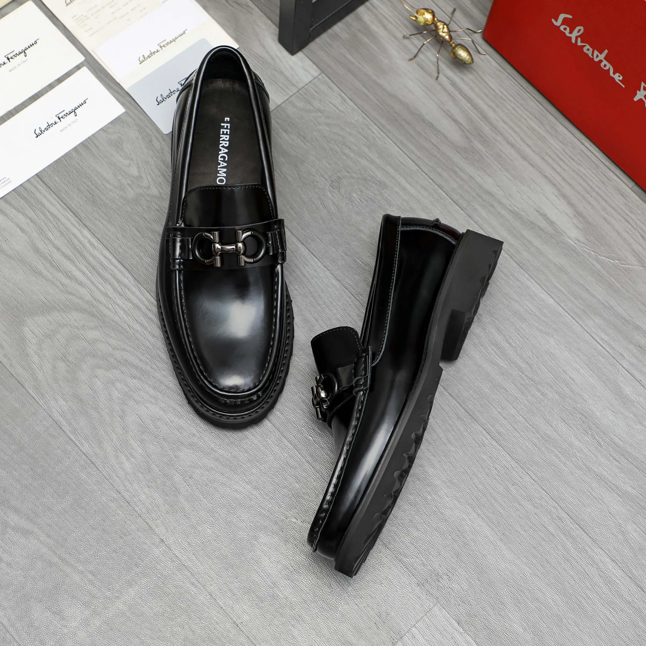 Men's shoes 💰442 Product trademark: Ferragamo "Ferragamo" business formal leather shoes Regular size: 38-46 (45.46 custom-made and non-returnable) Product materials: Selected pearlescent cowhide upper, cowhide lining, non-slip rubber outsole